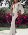 Vista detallada del vestido de noche con lentejuelas plateadas, mangas capa y corte sirena - S / Vestidos / Plateado