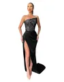 Elegantes schwarzes ärmelloses Abendkleid mit Paillettenmieder und gewagtem Beinschlitz - Schwarz