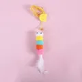 Gioco interattivo per gatti sospeso con pompon di peluche colorati e piuma bianca - Stile Piuma