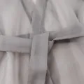 Vista dettagliata del tessuto a rete grigio trasparente con cintura annodata per un look sexy. - Taglia S / Top / grigio-argento