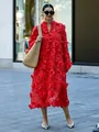 Détail d'une robe longue rouge ajourée avec fleurs 3D en dentelle pour femme - S / Robes / Rouge