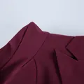Dettaglio ravvicinato della spalla di un blazer bordeaux con revers e spallina interna - Taglia S / Top / Borgogna