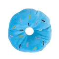 Blauer Plüsch-Donut-Hundespielzeug mit bunten Stickereien und integriertem Quietscher - Blau