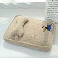 Zachte beige pluche huisdiermat met schattige geborduurde teckel en 3D botvormig detail - Teckel borduurstijl / Maat 1 (67x47x15cm) / Havermoutkleur