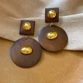 Nahaufnahme von geometrischen Holzohrringen im Ethno-Stil mit goldenen Metallakzenten - Quadrat- und Rund-Patchwork-Stil / 3# Silber-Ohrstecker - Gold - Braun
