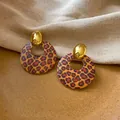 Detailansicht der geometrischen runden Holzohrstecker mit Retro-Leopardenmuster - Leopardmuster Rund Stil / 2# Silbernadel - Gold - Gelb - Kaffee