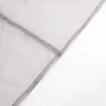 Primo piano dettagliato che mostra le cuciture di precisione su una camicia in rete velata - Taglia S / Top / Grigio chiaro