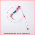 Varita interactiva para gatos con oruga de felpa de colores, cascabel metálico y pluma - Varita para Gato de Oruga con Alambre de Acero / Multicolor