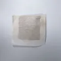 Dettaglio ravvicinato di una bustina di tè alla gattaia in tessuto non tessuto per gatti. - Polvere di erba gatta (Busta in tessuto non tessuto, 1g)