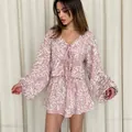 Elegante completo da vacanza due pezzi jacquard rosa con top con laccetti e shorts abbinati - Taglia S / Top E Pantaloni / Rosa