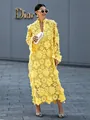 Détail d'une robe en dentelle jaune avec fleurs 3D et manches amples de style mode - S / Robes / Jaune