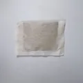 Dettaglio del giocattolo per gatti a forma di bustina di tè con polvere di erba gatta - Polvere di erba gatta (Busta in tessuto non tessuto, 2g)