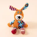 Dettaglio della trama patchwork colorata e del viso ricamato del giocattolo di peluche per cani. - Cane