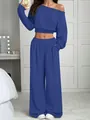 Vue détaillée d'un ensemble de détente en tricot bleu à haut court et pantalon large - Bleu foncé
