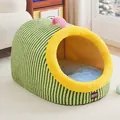 Cuccia chiusa invernale per animali con strisce verdi e bordo in peluche giallo. - Taglia S / Tipo standard / 36*25*21cm / Strisce verdi