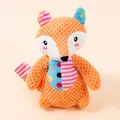 Primo piano dettagliato di un simpatico peluche per cani a forma di volpe con texture a nido d'ape - Volpe