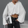 Stijlvolle witte cropped poloshirt met oversized mouwen en een gedrapeerde kraag - S / Tops / Wit
