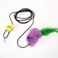 Giocattolo per gatti a forma di topo sospeso in peluche viola con piuma e ventosa. - Viola