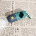 Distributore verde di sacchetti per deiezioni a forma di capsula con luce LED integrata - Verde