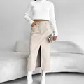 Eleganter beiger Midirock aus mattem Kunstleder mit vorderem Schlitz für Damen - S / Unterteile / Khaki