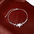 Detailopname van een elegante zilveren armband met een schitterende zirkoon bloemhanger - Zilver