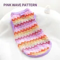 Atmungsaktive gestrickte Hundeweste mit buntem Wellenmuster in Wave Pink für Hunde - XS (0.5-1kg) / Oberteile / Welle Rosa