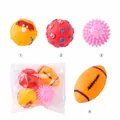 Lot de 4 balles de jouet couinantes et colorées pour chiens pour soins dentaires - Rugby en Caoutchouc + Empreinte + Balle à Picots + Visage Souriant