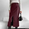 Eleganter burgunderroter Rock aus mattem Kunstleder mit Schlitz vorne - S / Unterteile / Burgunderrot