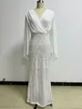Elegante witte avondjurk met V-hals, chiffon top en een maxi-rok met glanzende pailletten. - Wit