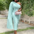 Muntgroene one-shoulder avondjurk met geplooide cape-mouw en een nauwsluitende pasvorm - S / Dresses / Lichtblauw