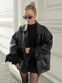 Chaqueta elegante de piel sintética negra oversize para mujer con estética retro vintage. - S / Negro