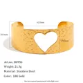 Vue détaillée du bracelet jonc en acier doré 18K martelé avec cœur découpé - Bracelet Jonc Large Ouvert (B0956) / Or