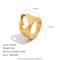 Vue macro détaillée montrant la texture martelée plaquée or 18K et le cœur ajouré de la bague - 6 / Bague Cœur Évidé (R5705) / Or