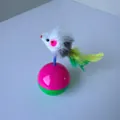 Interaktives Katzen-Stehaufmännchen mit flauschigem Mauskopf und lebhaften bunten Federn - Maus Stehaufmännchen