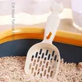 Cremefarbene Katzenstreuschaufel aus Kunststoff mit Katzenkopfgriff und Sieblöchern - Katzenkopf Flachboden Modell / Beige