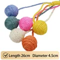 Buntes Sisalseil-Ball-Katzenspielzeug mit 26 cm Länge und 4,5 cm Balldurchmesser-Details. - Hängender Sisalball / Länge 26cm Durchmesser 4.5cm / Mehrfarbig (Zufällige Farbe)