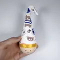 Süßes kegelförmiges Katzenplüschtier mit Bärenmuster und gelbem Band für Kätzchen - Twist-Cartoon-Stehaufmännchen