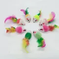 Set mit farbenfrohen Plüschmaus-Katzenspielzeugen mit bunten Feder-Schwänzen - Bunte Federmaus