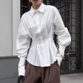 Elegante witte katoenen blouse met geplooide taille en pofmouwen in een Franse stijl. - S / Tops / Wit