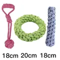 Detailansicht von drei bunten Baumwollseil-Hundespielzeugen mit 18cm und 20cm Etiketten - 3-Teiliges Set 6 / Zufällige Farbe