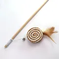 Bacchetta per gatti in legno ecologico con campanello e piuma marrone per il gioco - Piuma a Disco Rotondo / Colore legno naturale