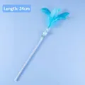 Bacchetta interattiva per gatti con piume blu, perle decorative e bastoncino glitter 34cm - 34cm / Stile Piuma Blu