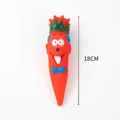 Dettaglio che mostra la lunghezza di 18cm del gioco per cani a carota - Carota in Vinile