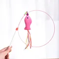 Bacchetta per gatti in filo d'acciaio con pesce di peluche rosa, campanello e nastri. - Stile Pesce / 1 Pezzo