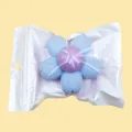 Blaues und violettes blumenförmiges rotierendes Katzenminzen-Spielzeug in Verpackung - Blau