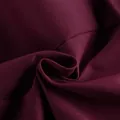 Dettaglio ravvicinato del tessuto bordeaux premium per tailleur con trama e morbido drappeggio - Taglia S / Top / 100% poliestere / Borgogna