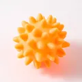 Dettaglio macro di una pallina masticabile gialla con punte per la cura dentale del cane - Stile Palla di Spine / Giallo