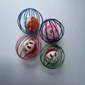 Set mit 4 bunten Katzenball-Spielzeugen aus Draht mit internen Glocken für Haustiere - Käfigball mit Glocke