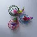 Set mit 3 farbenfrohen Katzenkäfig-Mausspielzeugen mit lebhaften Federn für Kätzchen - Maus im Käfig Spielzeug