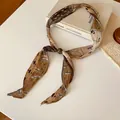 Detailopname van vintage geplooide stropdas met decoratief parelknopje detail. - Halsketting-Bruin-Grijs